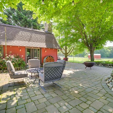 Peaceful Farmhouse With Fire Pit Near Town And Lake! Villa Harbor Springs Exterior photo