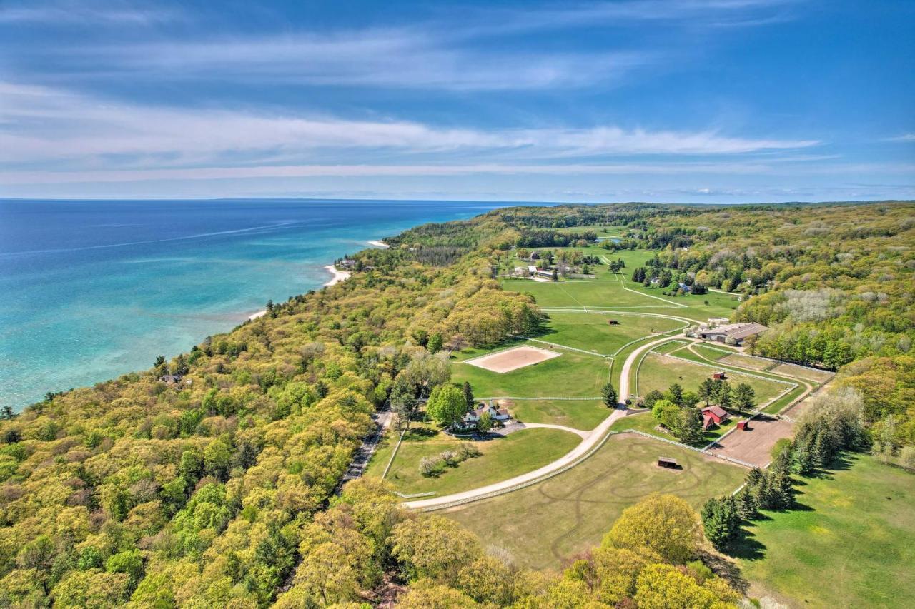 Peaceful Farmhouse With Fire Pit Near Town And Lake! Villa Harbor Springs Exterior photo