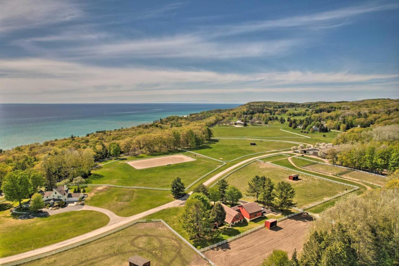 Peaceful Farmhouse With Fire Pit Near Town And Lake! Villa Harbor Springs Exterior photo