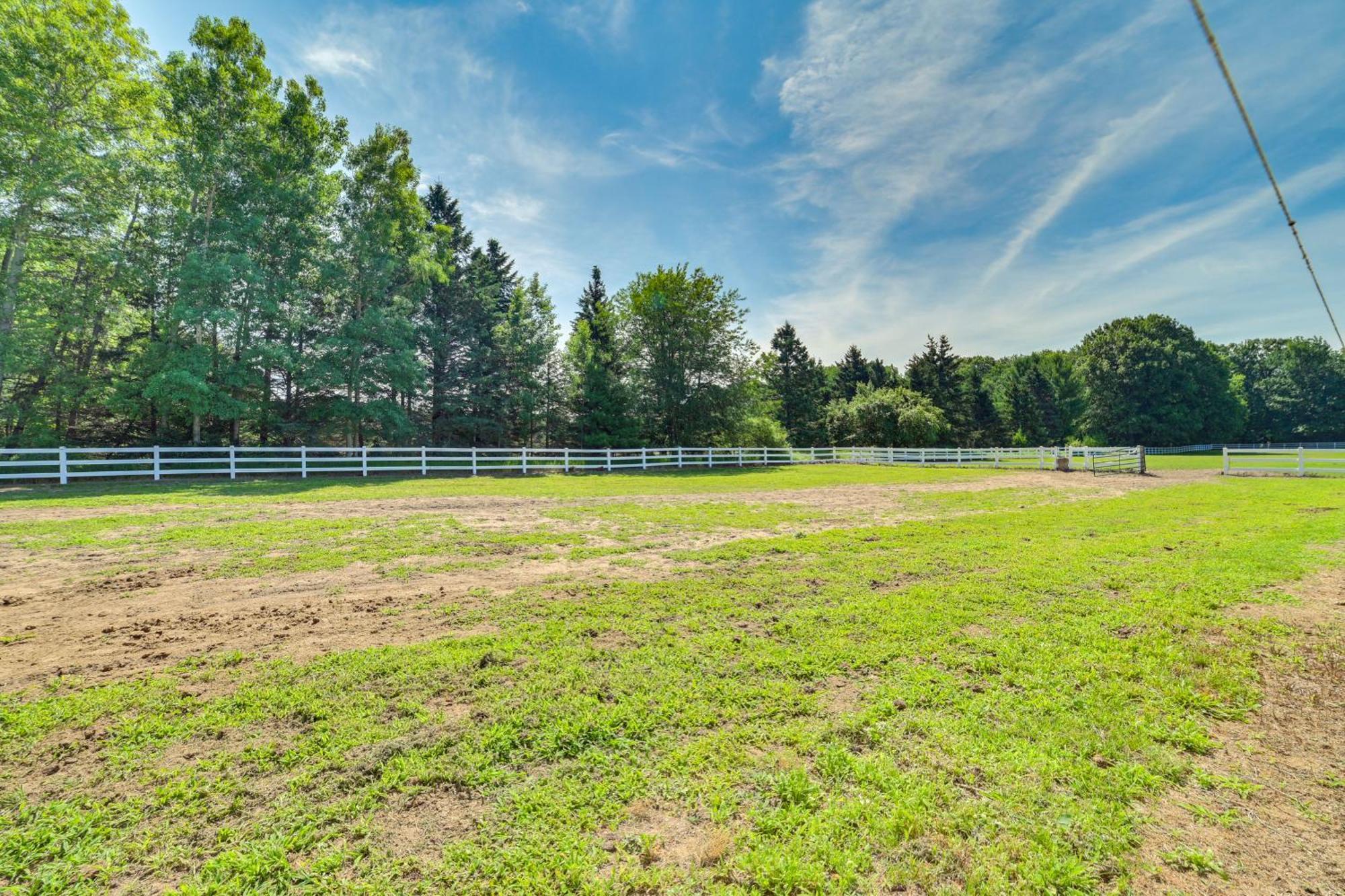 Peaceful Farmhouse With Fire Pit Near Town And Lake! Villa Harbor Springs Exterior photo