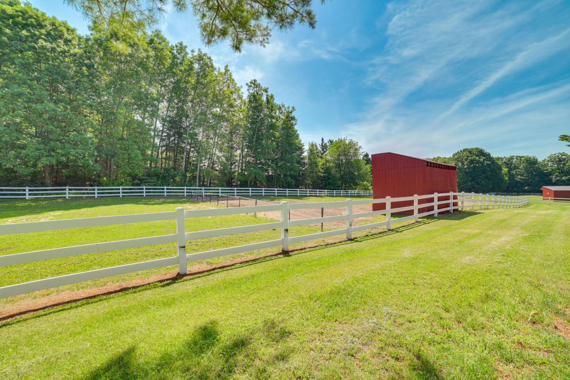 Peaceful Farmhouse With Fire Pit Near Town And Lake! Villa Harbor Springs Exterior photo