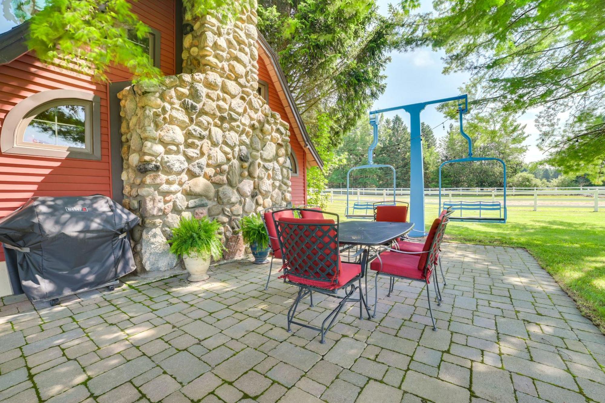 Peaceful Farmhouse With Fire Pit Near Town And Lake! Villa Harbor Springs Exterior photo